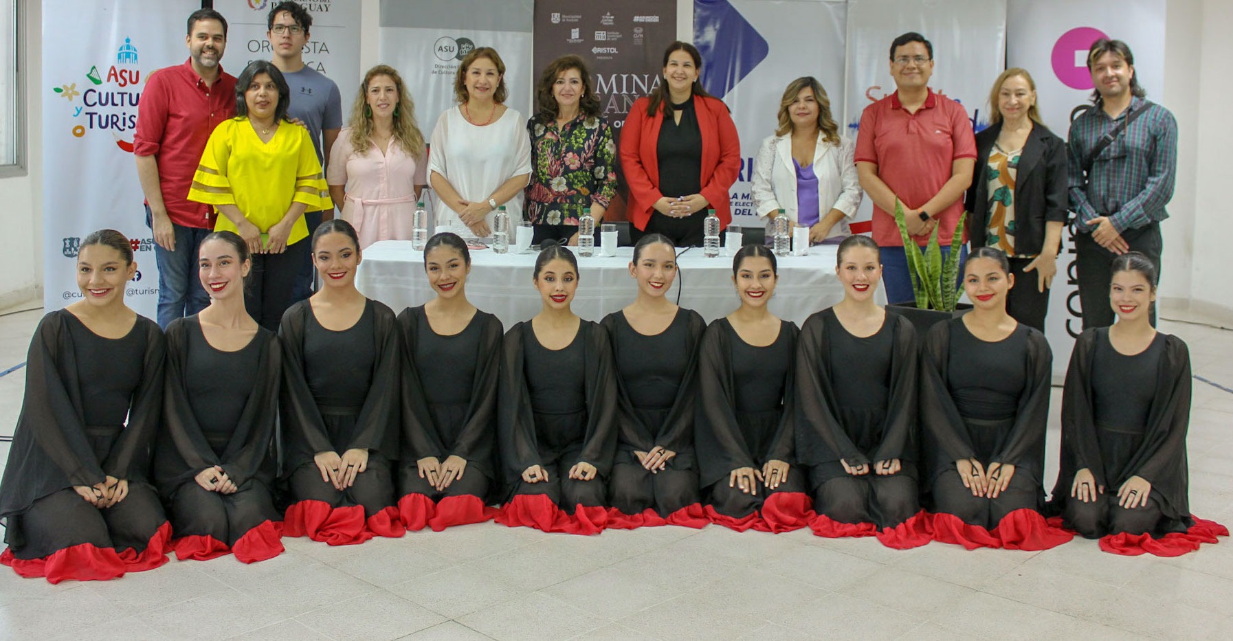 Elenco de Carmina Burana y autoridades durante la conferencia de prensa. Cortesía