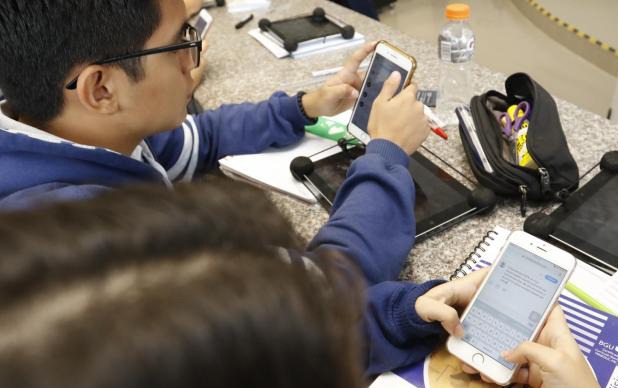 Uso de celulares por parte de niños en escuelas y colegios. Foto: Conexionnorte.