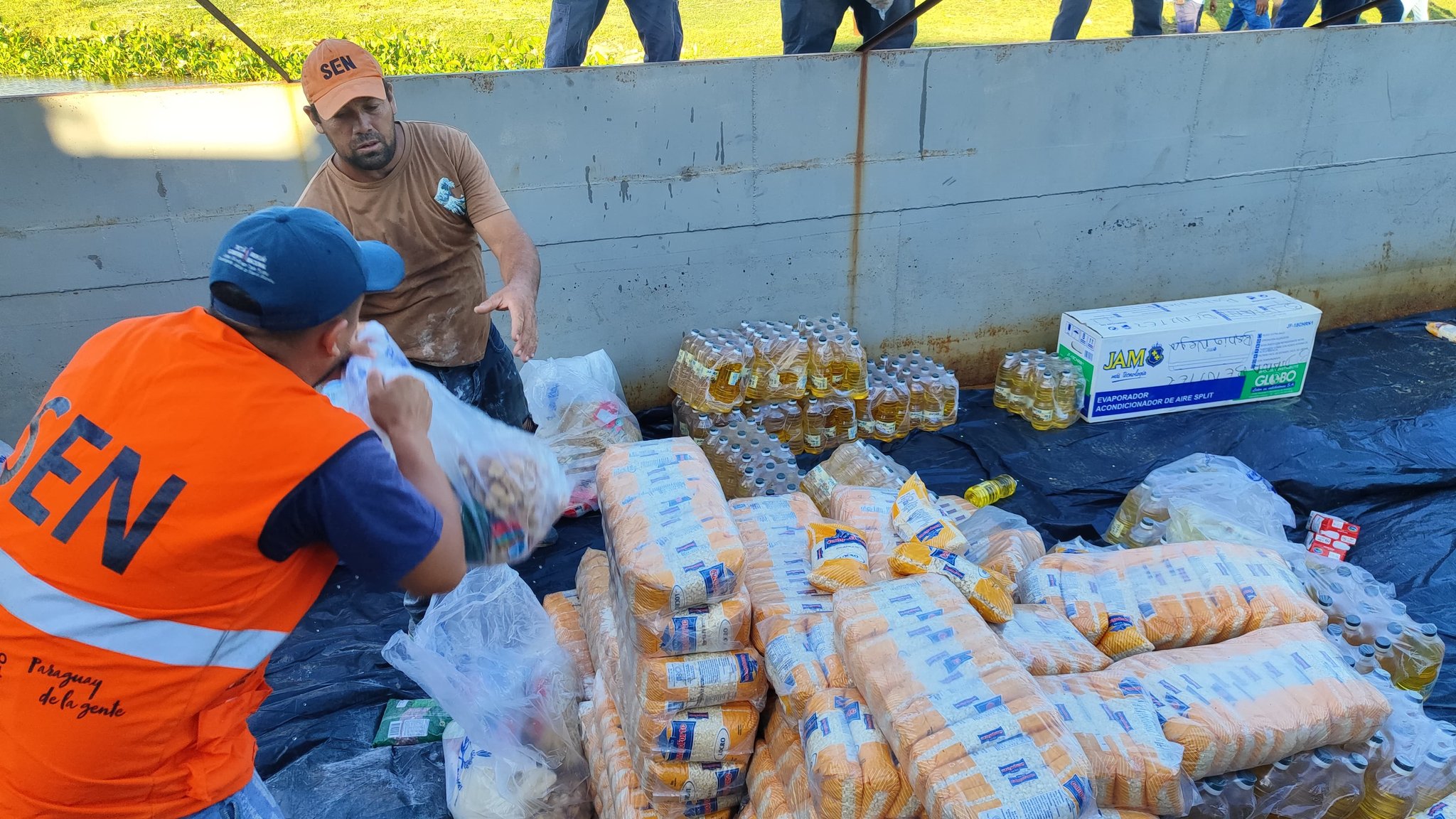 Entrega de víveres en Bahía Negra. Foto: Armada Paraguaya.