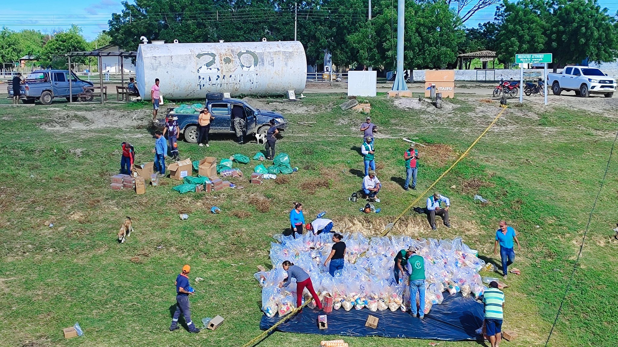 Entrega de víveres en Bahía Negra. Foto: Armada Paraguaya.