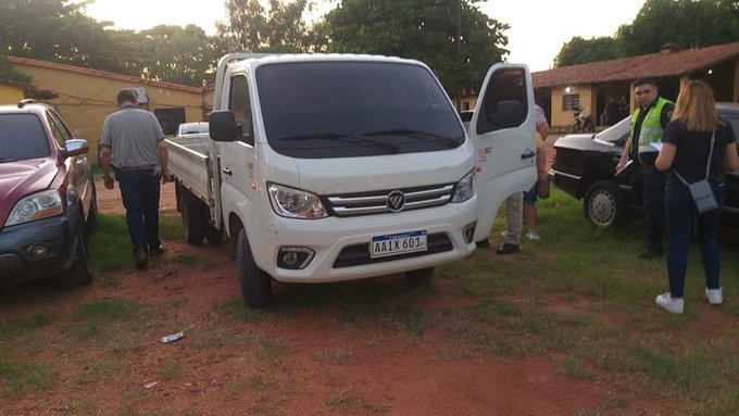 Los hombres entregaron al presunto delincuente en la carrocería de este camión. Foto: Gentileza.