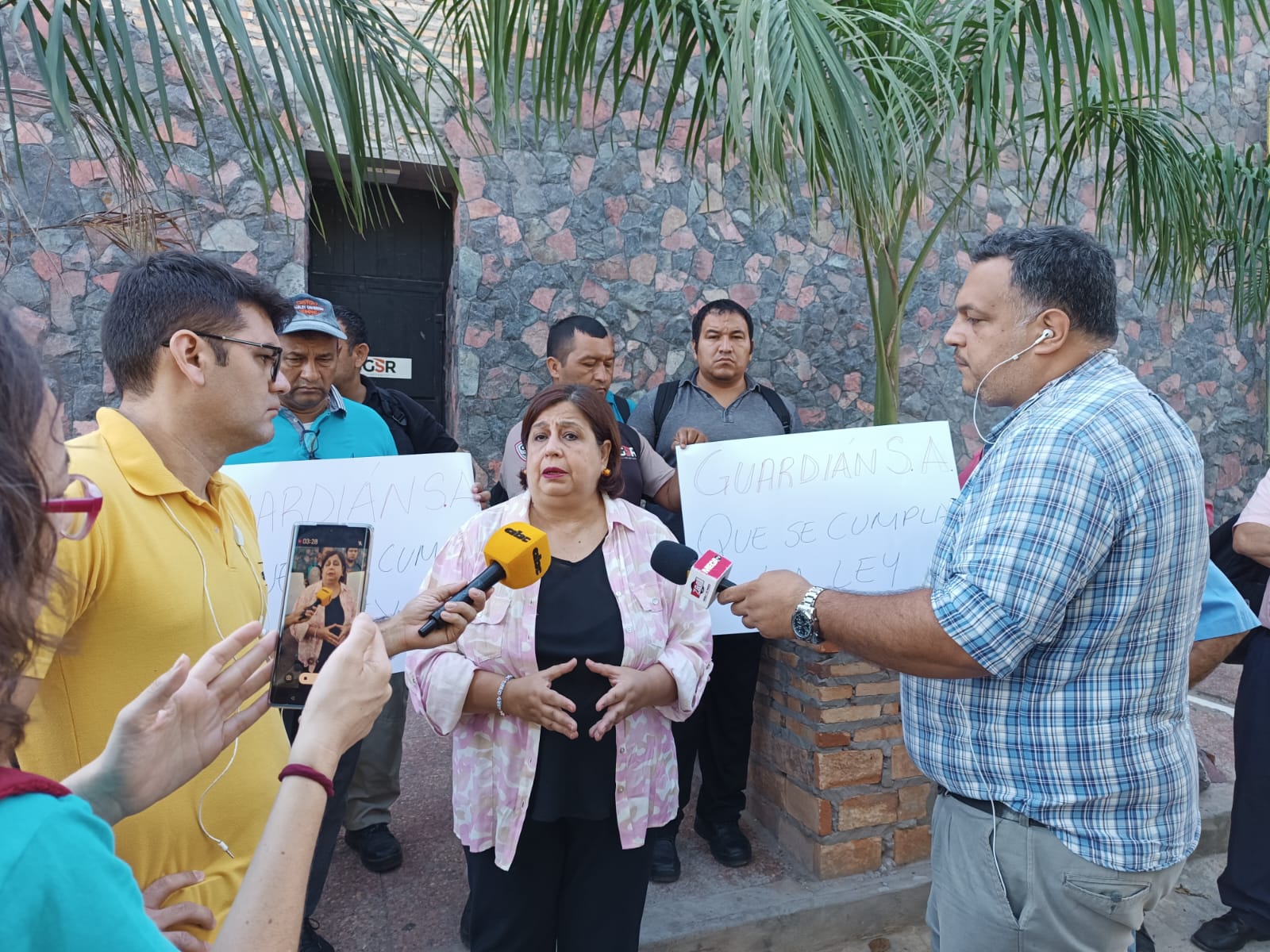 Esperanza Martínez junto a trabajadores de seguridad. Foto: Gentileza.