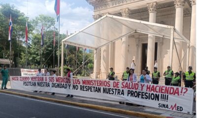 Manifestación de médicos frente al Panteón de los Héroes. Foto: Ñandutí AM.