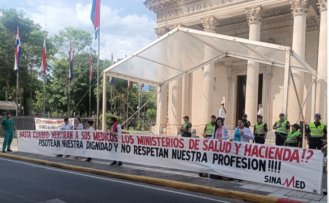 Manifestación de médicos frente al Panteón de los Héroes. Foto: Ñandutí AM.