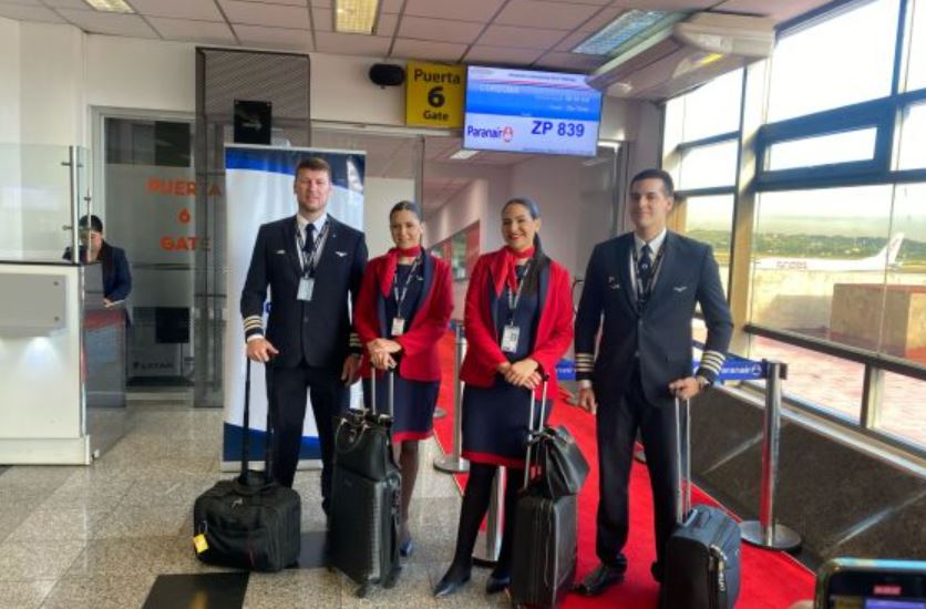 Tripulación del vuelo inaugural Asunción - Córdoba de Paranair. Foto: Gentileza.