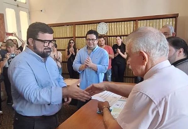 El historiador José Samudio Falcón recibe el diploma de manos del Dr. Jorge Enrique Deniri, presidente de la Junta de Historia. Cortesía