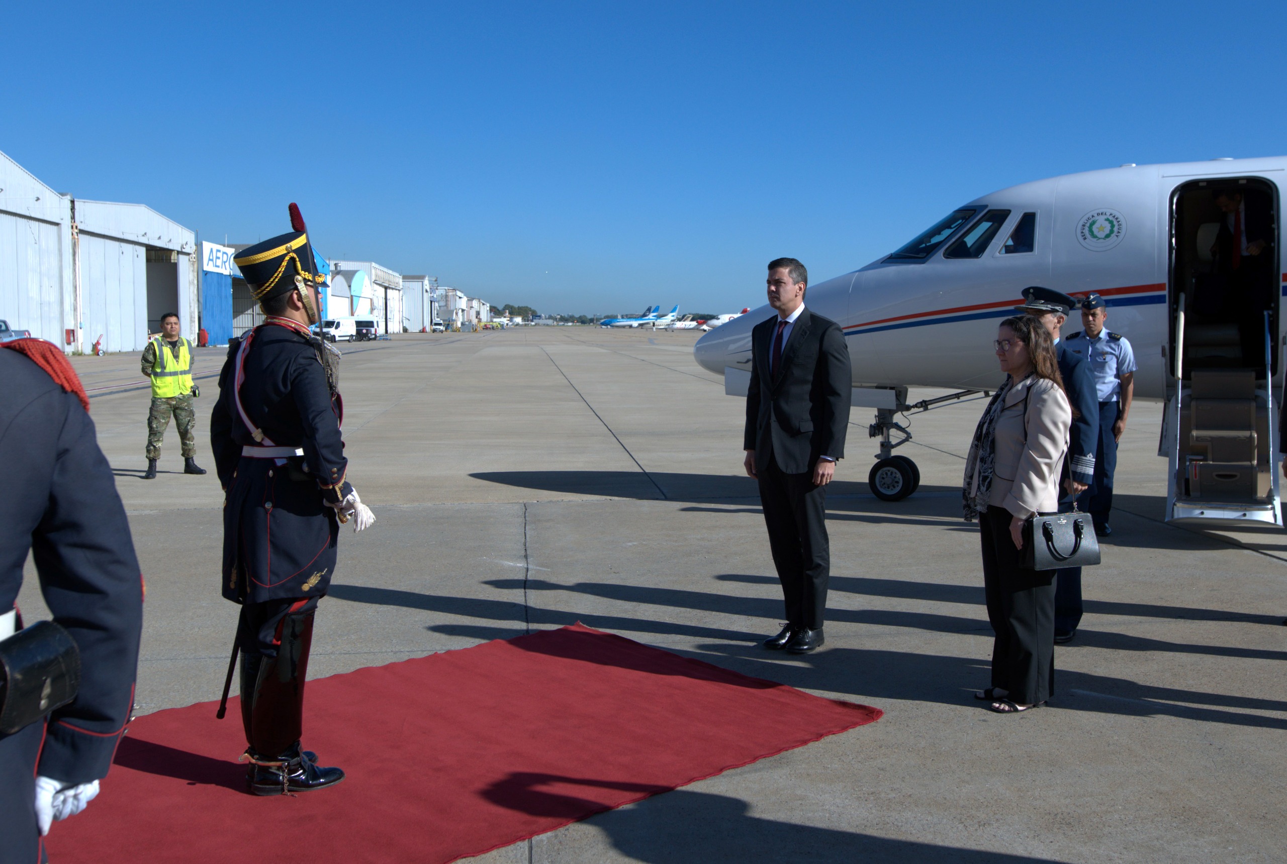 Santiago Peña llegando a Argentina. Foto: Gentileza.