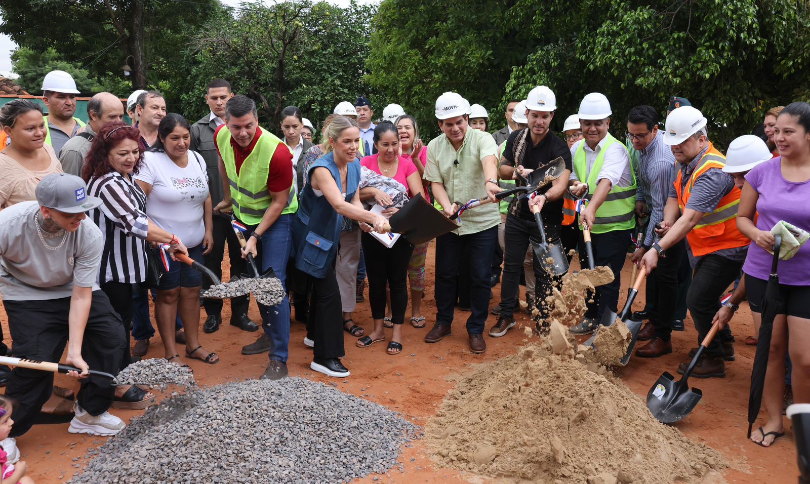 Presidente de la República y la Primera Dama en la palada inicial de las obras. Foto: Gentileza.