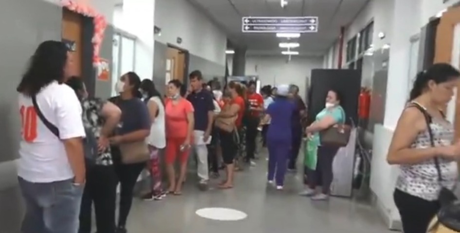 Largas filas en el Hospital San Pablo. Foto: Captura GEN TV.