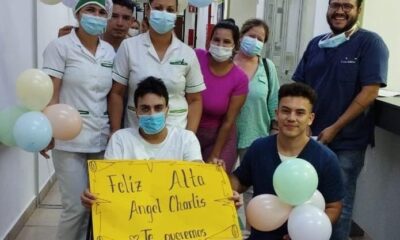 Personal de blanco celebró el alta. Foto: IPS.