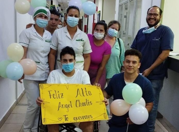 Personal de blanco celebró el alta. Foto: IPS.