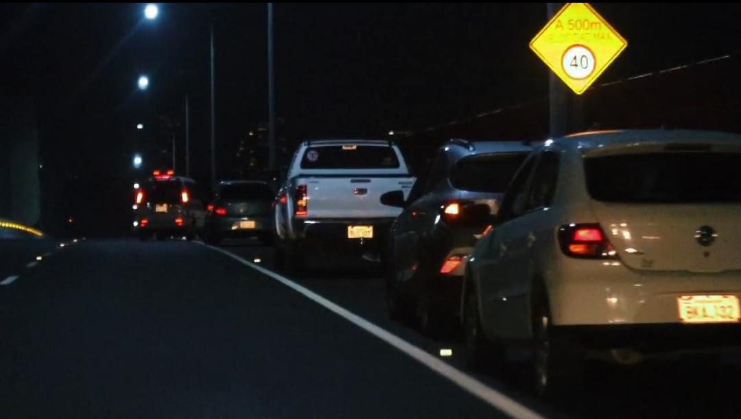 Estacionan sobre la banquina en el Puente Héroes del Chaco. Foto: Obras Paraguayas.