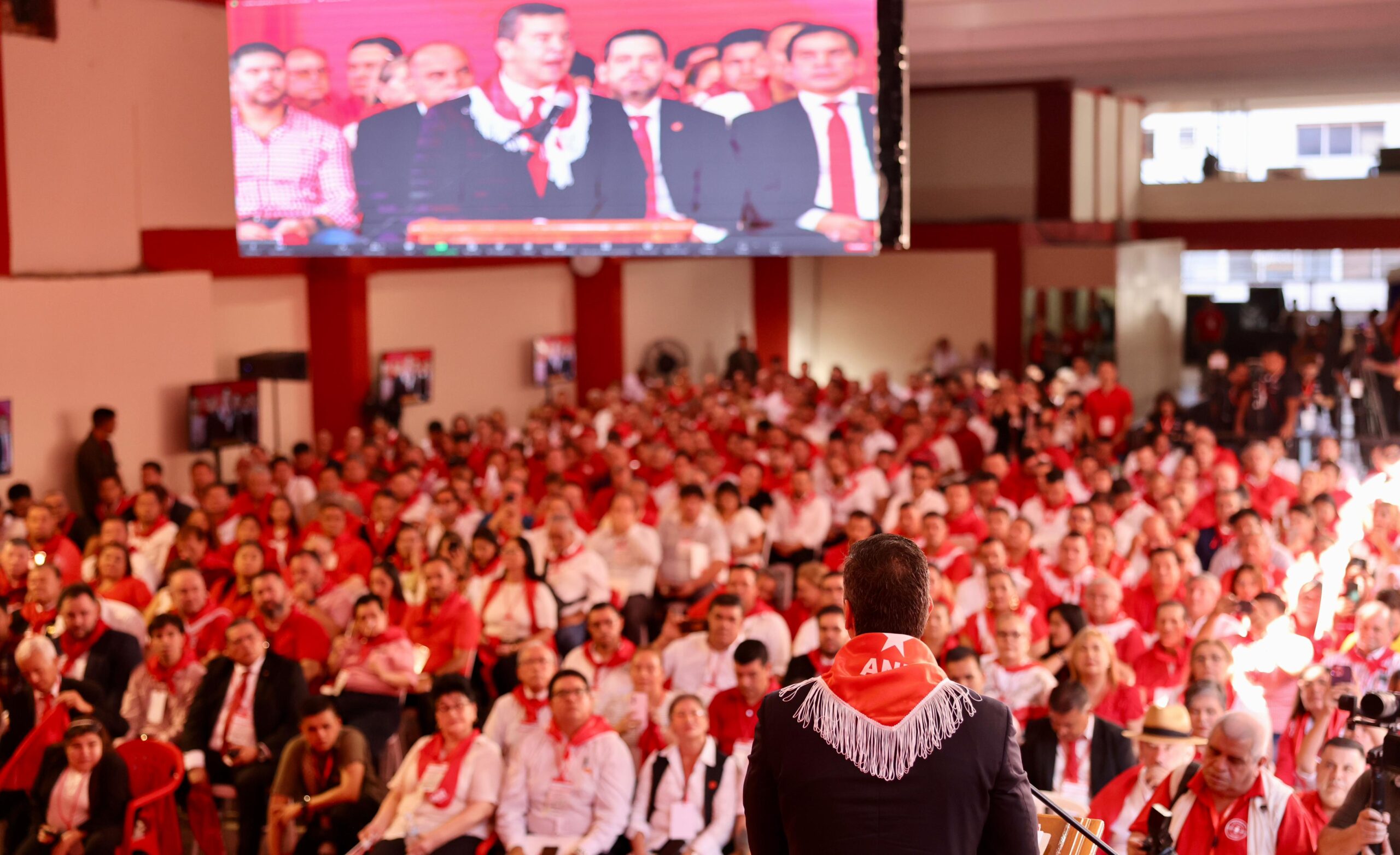 Santiago Peña haciendo uso de palabra durante la convención colorada 2024. Foto: Gentileza.