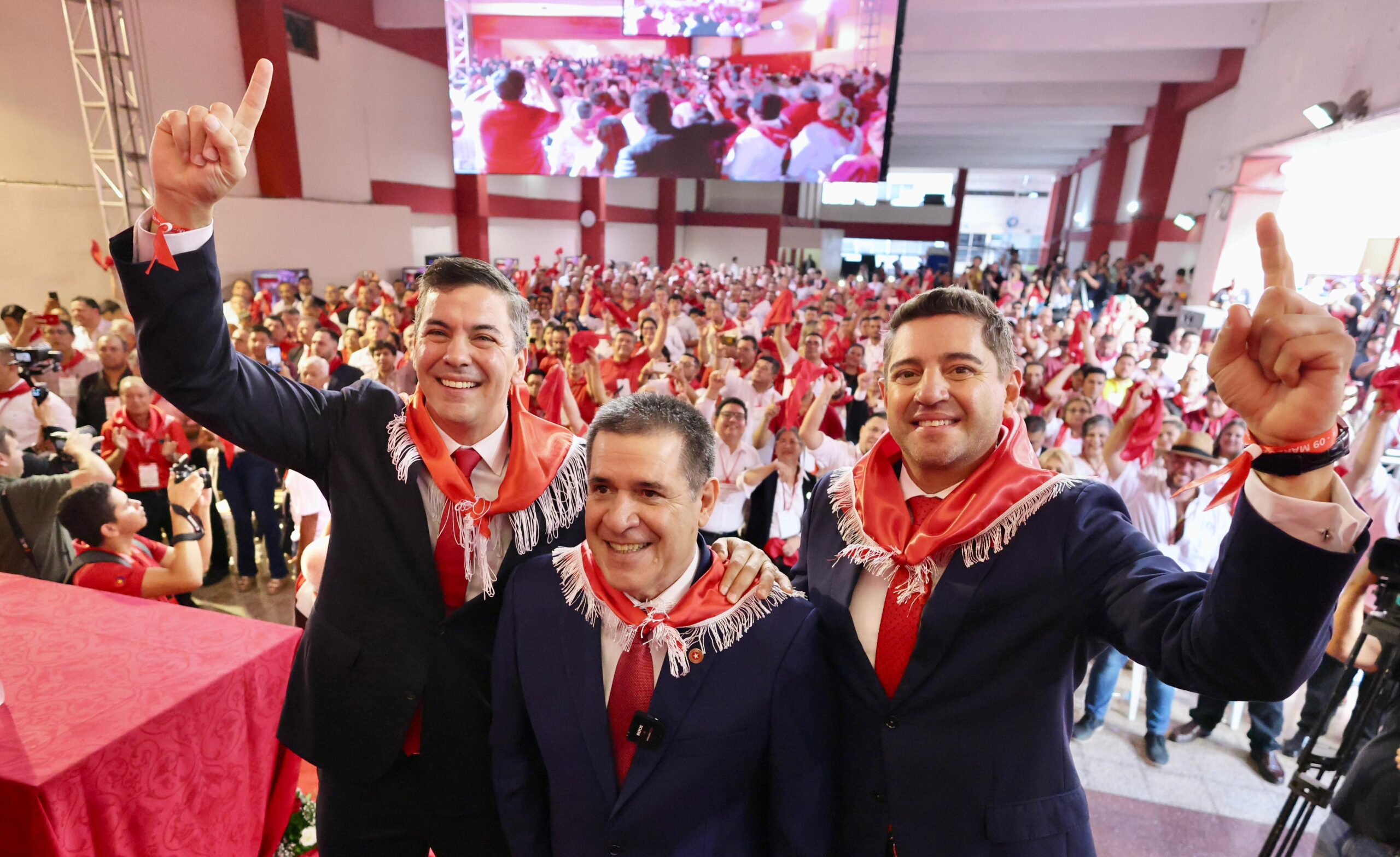 Santiago Peña haciendo uso de palabra durante la convención colorada 2024.