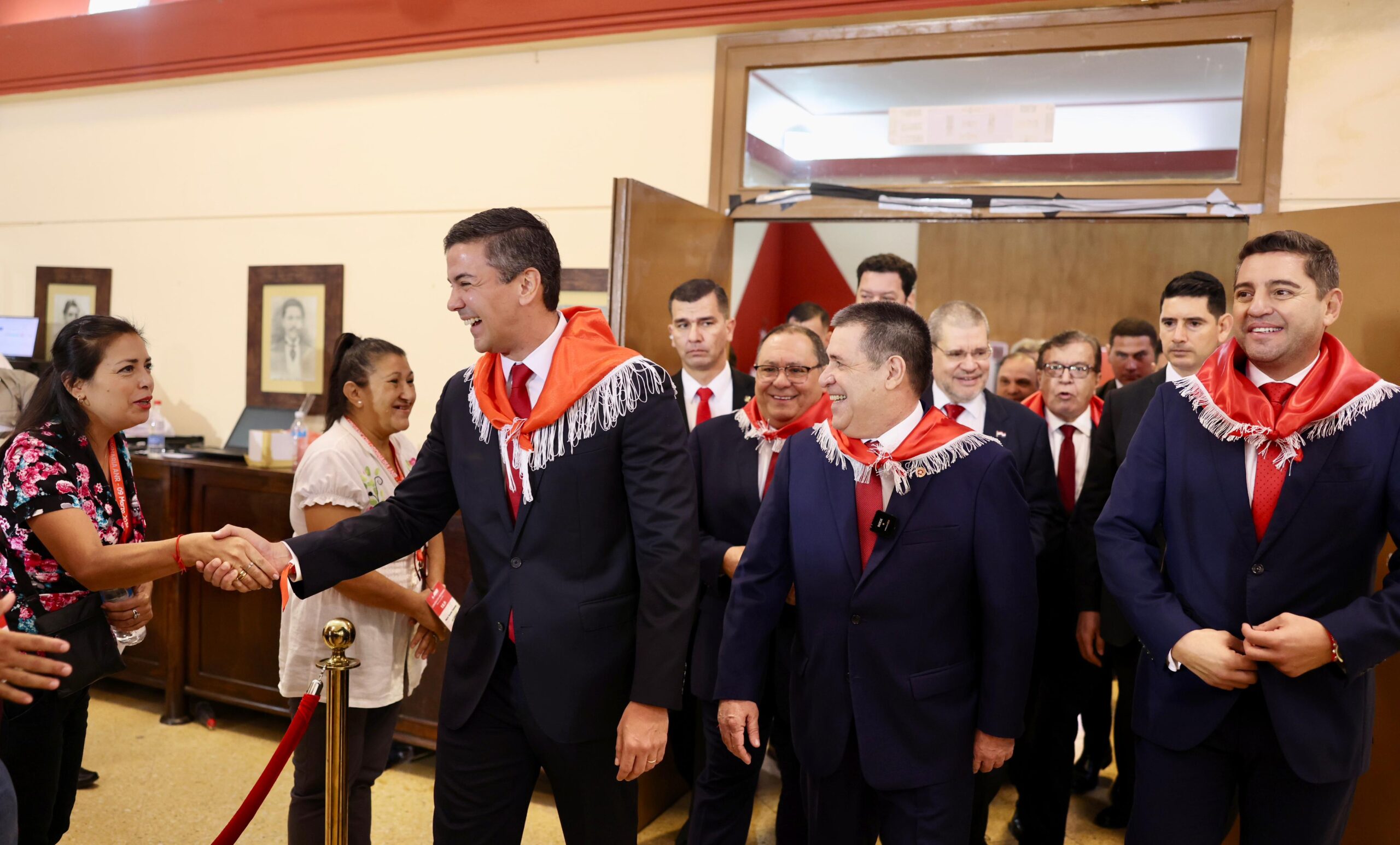 Santiago Peña, Horacio Cartes y Pedro Alliana llegando a la convención colorada 2024. Foto: Gentileza.