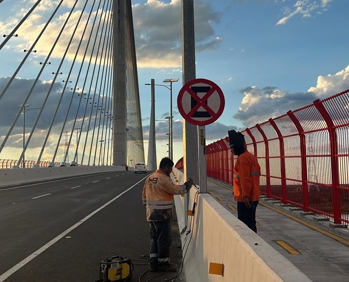 Prohibido estacionar en la banquina sobre el Puente Héroes del Chaco. Foto: MOPC.