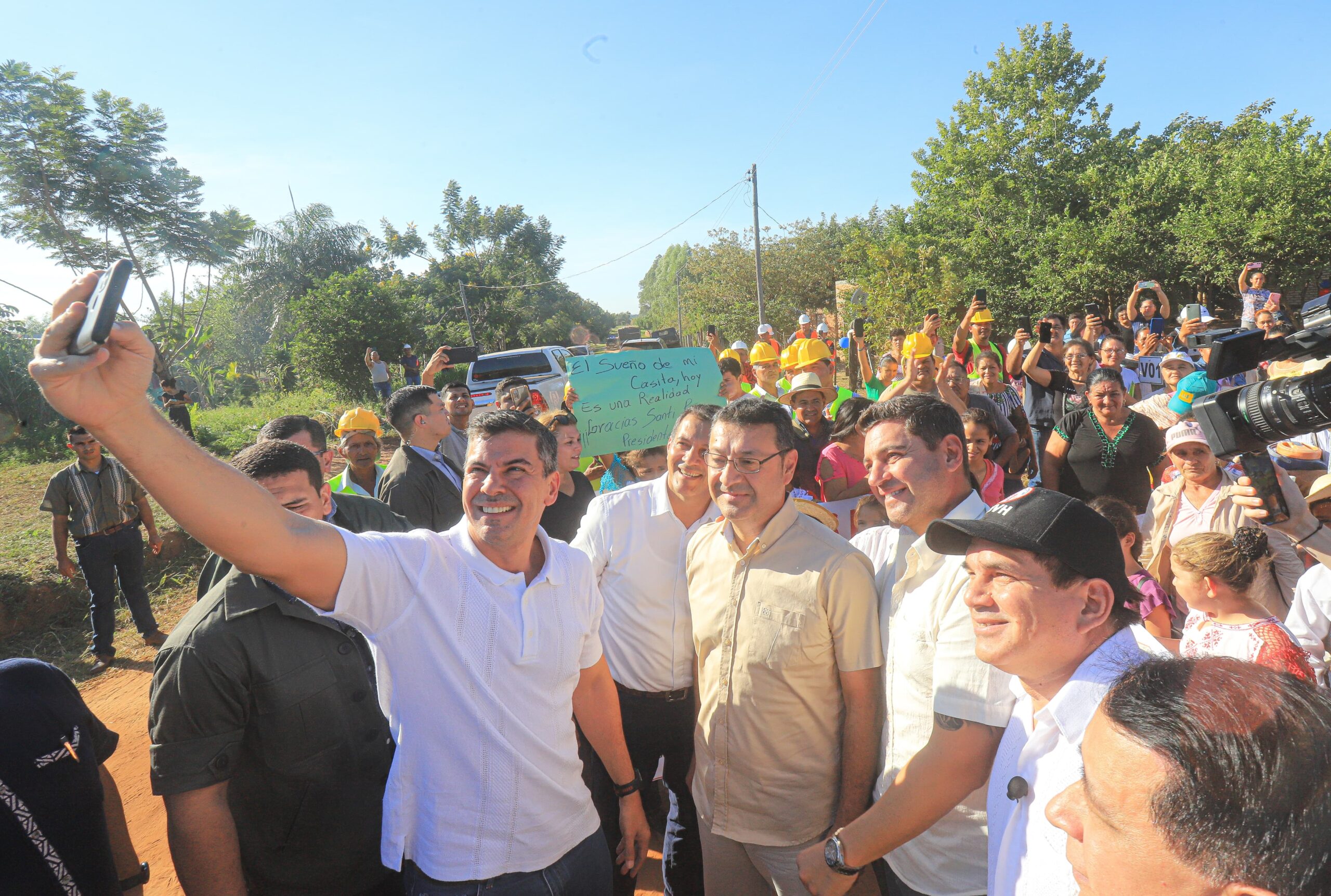 Selfie de Peña con su vice y otras autoridades. Foto: Gentileza.