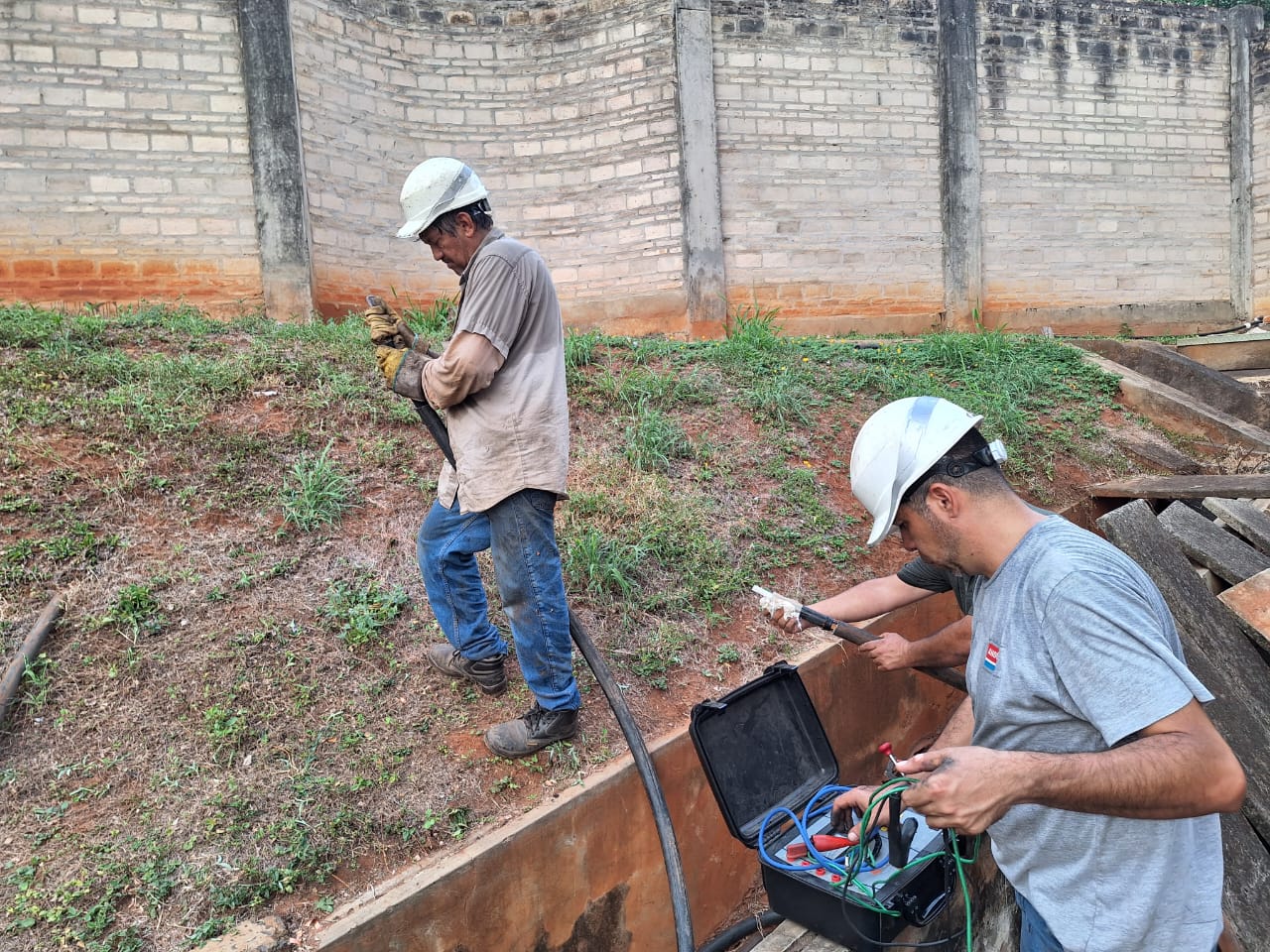 Funcionarios de la ANDE trabajan para reparar las zonas dañadas. Foto: ANDE.