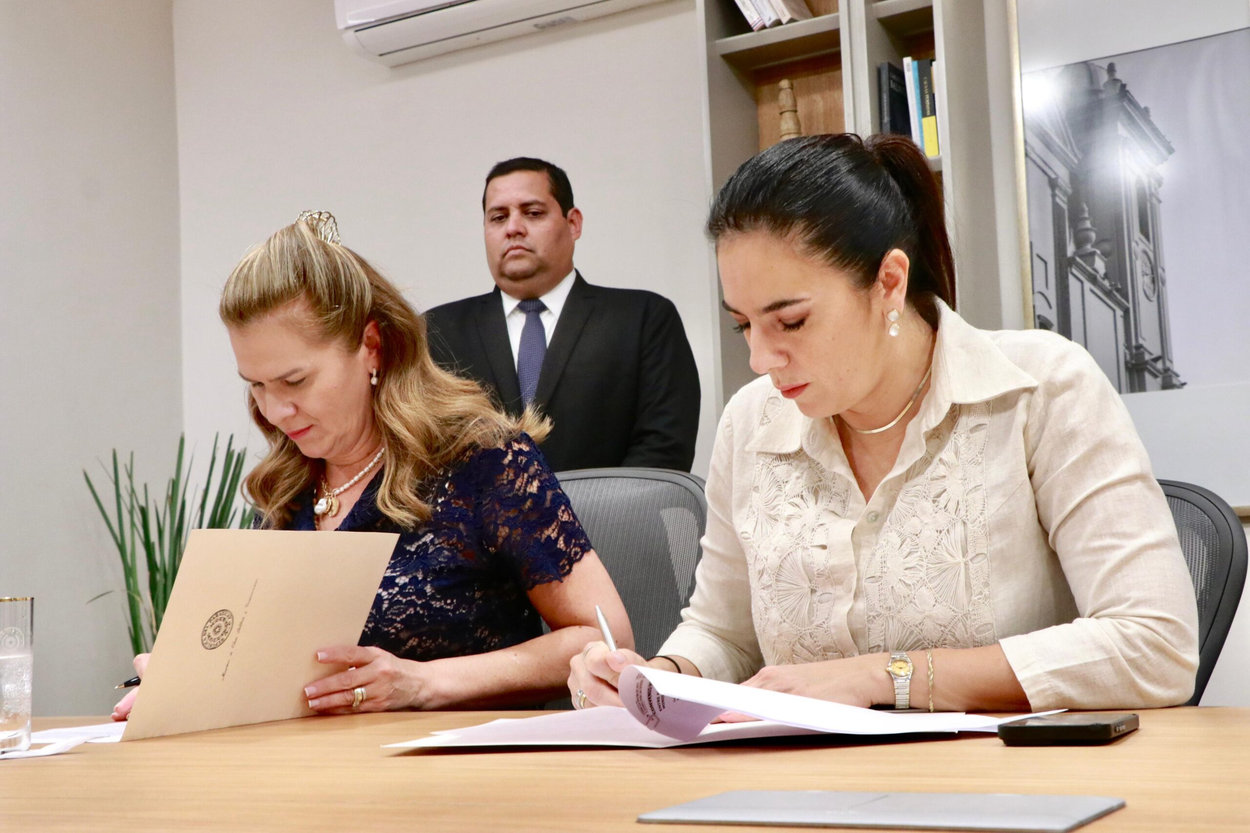 Fue concretado mediante la firma de convenio entre las ministras de Salud y MOPC. Foto: Gentileza.