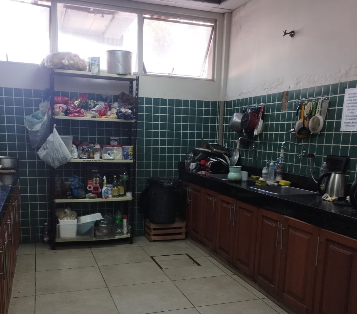 Albergue para familiares en IPS, mantienen la cocina limpia y ordenada. Foto: Gentileza.