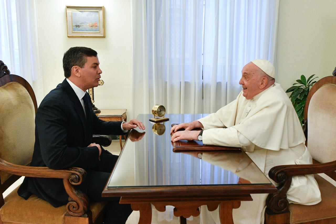 Santiago Peña, presidente del Paraguay y el Papa Francisco. Foto: Gentileza. 