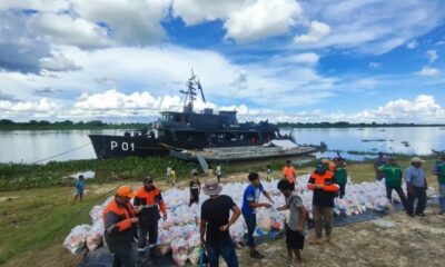 Entrega de víveres en Bahía Negra. Foto: Armada Paraguaya.