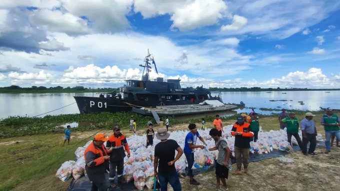 Entrega de víveres en Bahía Negra. Foto: Armada Paraguaya.