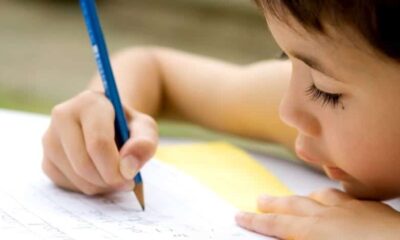 Niños pequeños escribiendo. Foto: Madres Hoy.