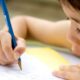 Niños pequeños escribiendo. Foto: Madres Hoy.