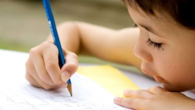 Niños pequeños escribiendo. Foto: Madres Hoy.