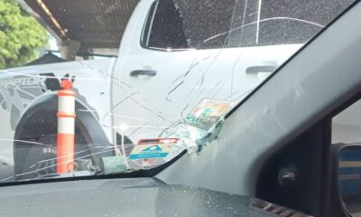 Así quedó el parabrisas del auto afectado. Foto: Redes sociales.