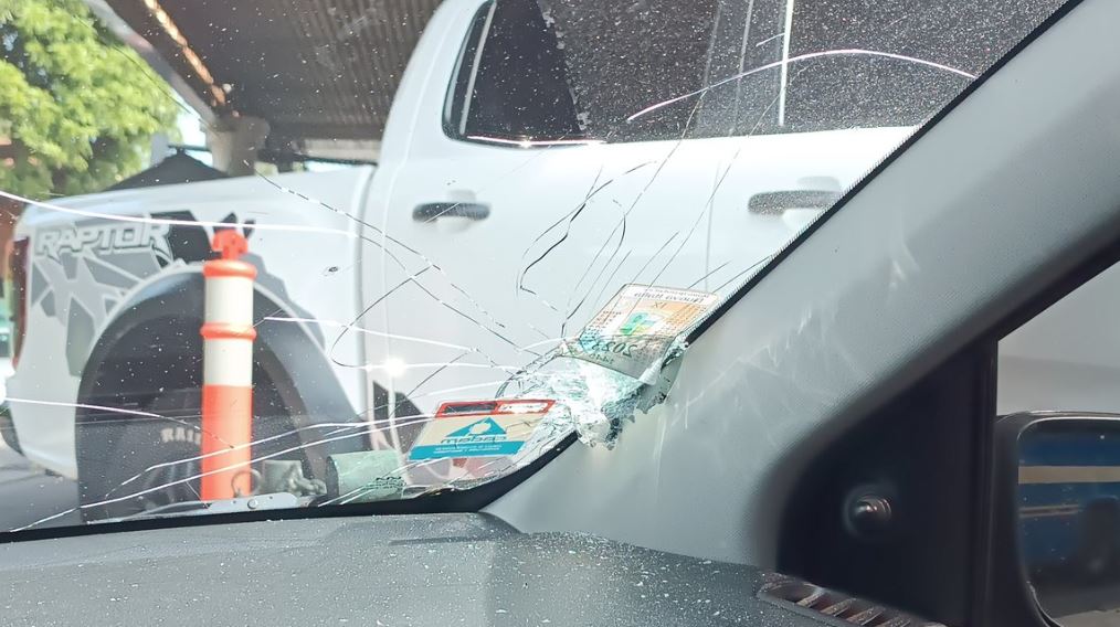 Así quedó el parabrisas del auto afectado. Foto: Redes sociales.