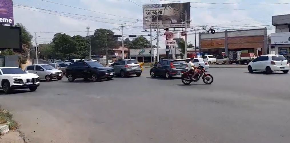 Calor, cortes de energía y caos en la ciudad de por caída de semáforos. Foto: Captura.