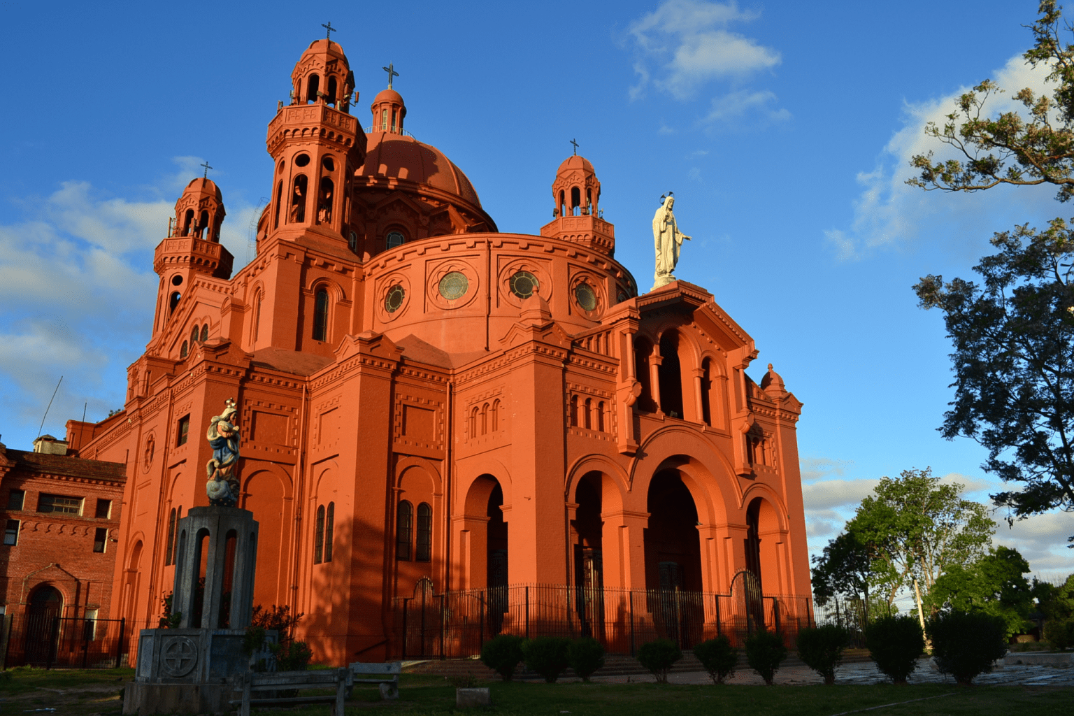 El Santuario Nacional del Sagrado Corazón de Jesús (Iglesia del Cerrito) en Montevideo, Uruguay. Foto: guruguay.com