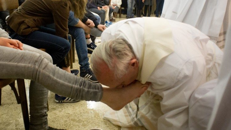 El Papa lava los pies a los reclusos de la cárcel de menores de Casal del Marmo. Foto de archivo 2013. Vaticanews