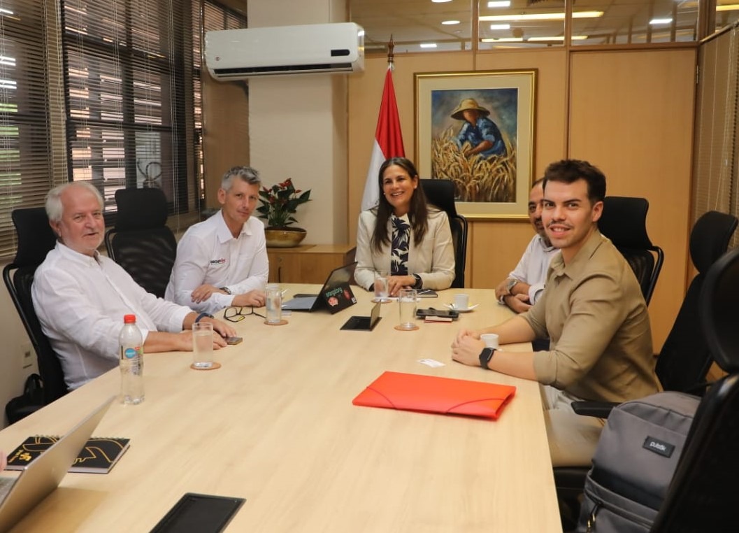 El Grupo Pipe, con experiencia en la fabricación de tubos plásticos, anunció su entrada al mercado paraguayo luego de un encuentro con la viceministra de Industria. Foto: MIC.