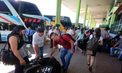 Cientos de pasajeros esperan viajar en la Estacuón de Buses de Asunción. Foto: Captura NPY.