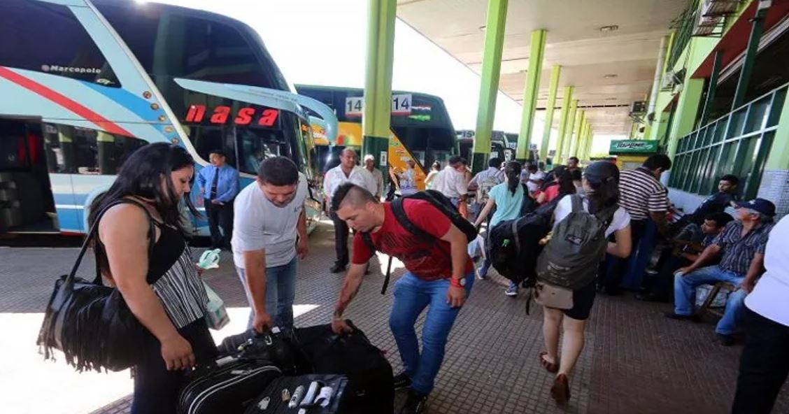 Cientos de pasajeros esperan viajar en la Estacuón de Buses de Asunción. Foto: Captura NPY.