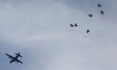 Los aviones militares de carga C-130 "arrojaron más de 38.000 viandas a lo largo de la costa de Gaza, permitiendo el acceso civil a la ayuda crítica", indicó el Comando Central. Foto: DW.