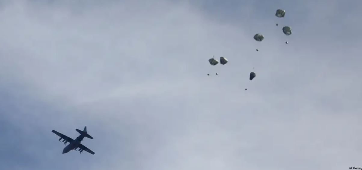 Los aviones militares de carga C-130 "arrojaron más de 38.000 viandas a lo largo de la costa de Gaza, permitiendo el acceso civil a la ayuda crítica", indicó el Comando Central. Foto: DW.