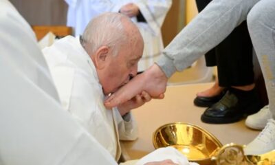 El papa Francisco besa los pies de una reclusa de la sección femenina de la prisión de Rebibbia durante un ritual de Jueves Santo, en Roma, Italia. Foto: Infobae.