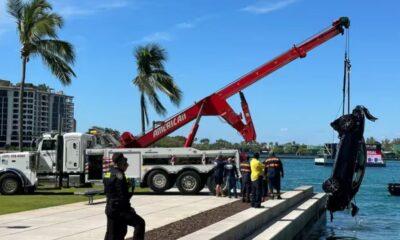 El desconcierto se apoderó de South Pointe Park luego de que un vehículo terminara en el agua, debido a la confusión de su conductor en aparente estado de alicoramiento. Foto: Infobae.