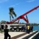 El desconcierto se apoderó de South Pointe Park luego de que un vehículo terminara en el agua, debido a la confusión de su conductor en aparente estado de alicoramiento. Foto: Infobae.