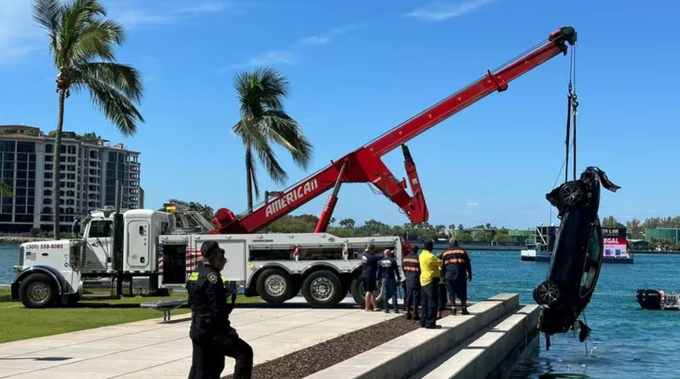 El desconcierto se apoderó de South Pointe Park luego de que un vehículo terminara en el agua, debido a la confusión de su conductor en aparente estado de alicoramiento. Foto: Infobae.