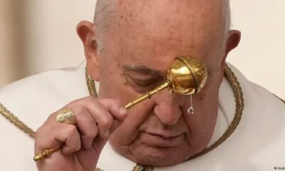 El Papa, desde el balcón de la logia central de la basílica de San Pedro para la tradicional bendición urbi et orbi del Domingo de Resurrección. Foto: DW.