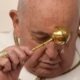 El Papa, desde el balcón de la logia central de la basílica de San Pedro para la tradicional bendición urbi et orbi del Domingo de Resurrección. Foto: DW.