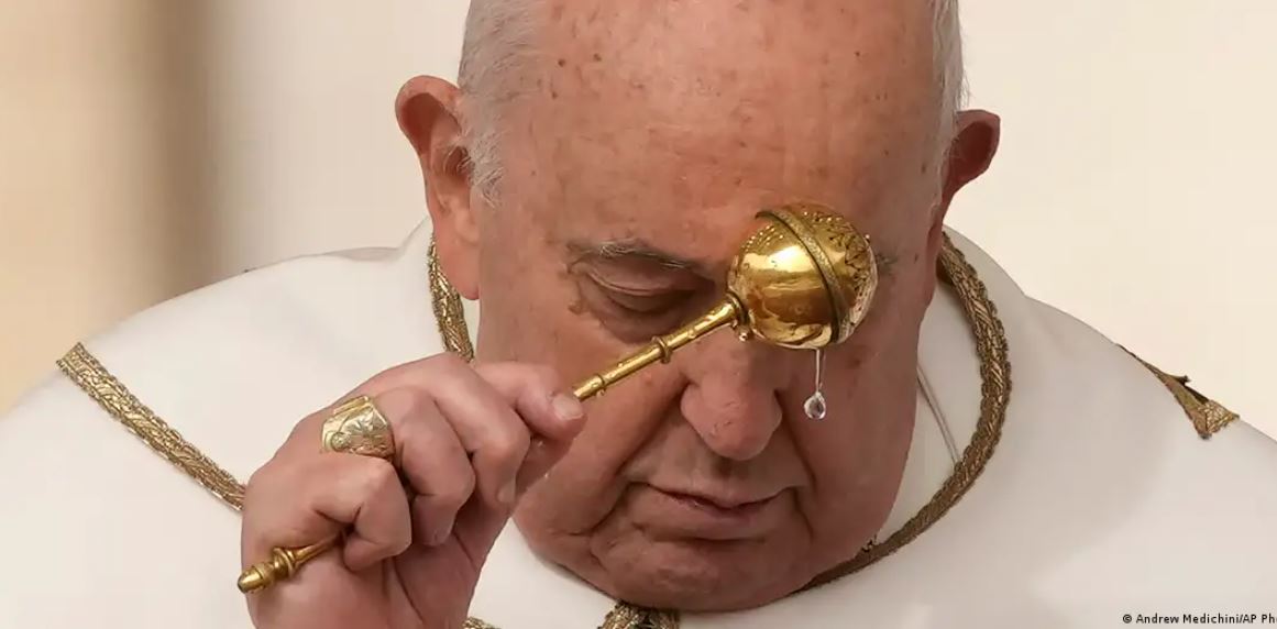 El Papa, desde el balcón de la logia central de la basílica de San Pedro para la tradicional bendición urbi et orbi del Domingo de Resurrección. Foto: DW.