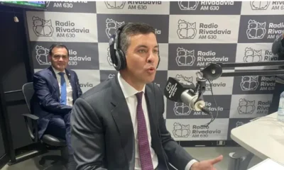 Santiago Peña durante una entrevista radial en Argentina. Foto: Gentileza.