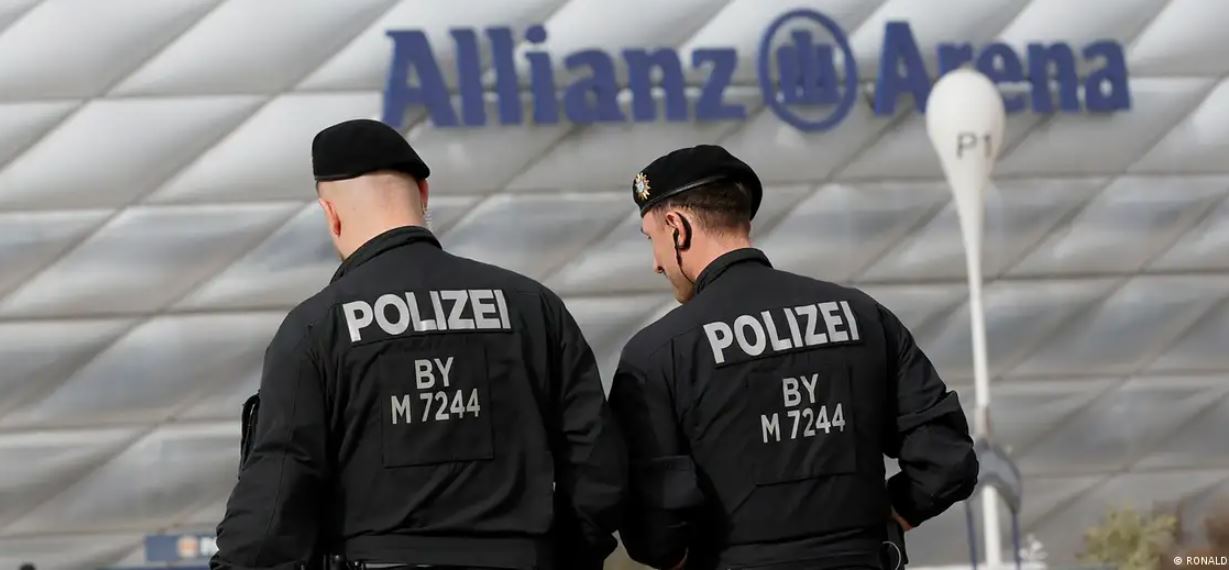 Policías en el entorno del estadio Allianz Arena, en Múnich. Foto: DW.