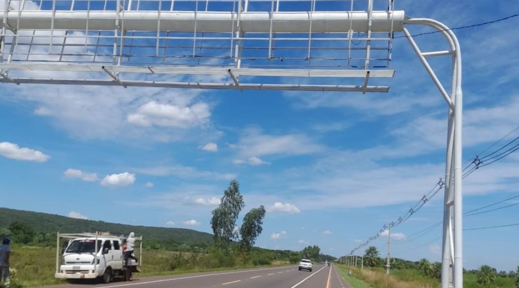 No podrá colocarse en la vía pública y franja de dominio, propaganda comercial, construcciones u otros elementos que afecten la visibilidad del conductor o la debida percepción de las señales de tránsito. Foto: Gentileza.